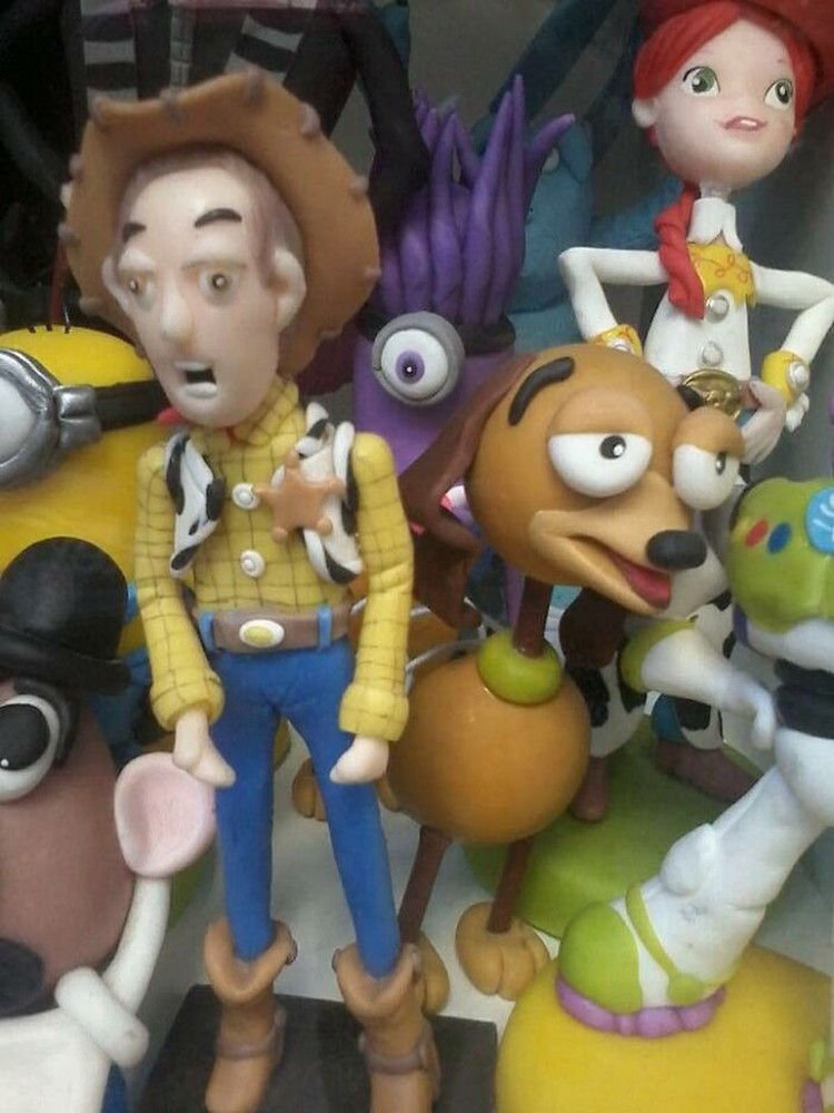 Kok Woody-nya leyot begitu? Foto: CANT_TRUST_HILLARY via Bored Panda