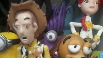 Kok Woody-nya leyot begitu? Foto: CANT_TRUST_HILLARY via Bored Panda