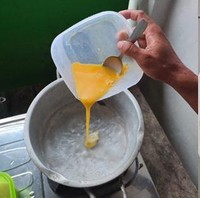 Ingin makan telur dadar tapi nggak punya minyak jadi yaudah ala kadarnya seperti ini aja deh. Kan yang penting tetap bisa makan telur.. Foto: Facebook/Khoirul Anam
