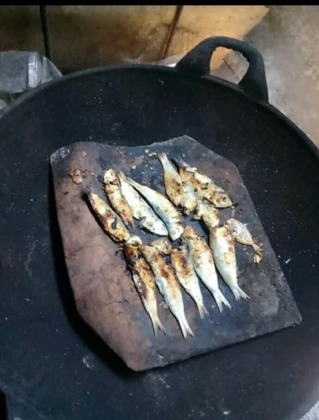 Tanpa minyak, ikan goreng bisa beruubah menjadi ikan bakar. Berani coba tutorial masak tanpa minyak yang satu ini? Foto: Facebook/Khoirul Anam