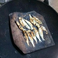 Tanpa minyak, ikan goreng bisa beruubah menjadi ikan bakar. Berani coba tutorial masak tanpa minyak yang satu ini? Foto: Facebook/Khoirul Anam