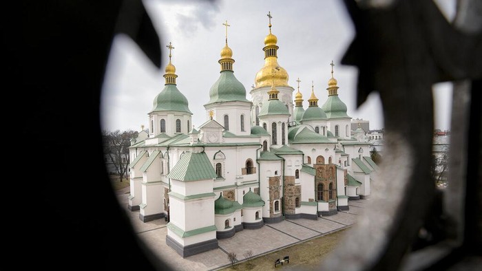 Katedral Saint Sophia masuk dalam daftar Situs Warisan Dunia UNESCO yang ada di Ukraina. Invasi Rusia yang belum usai membuat bangunan itu terancam rusak.