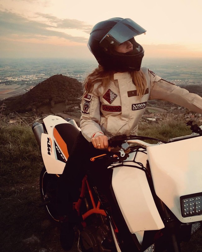 Giulia sendiri mengatakan bahwa ia dijadikan kambing hitam setelah mengadukan soal ritual perpeloncoan tersebut. Setelahnya, ia dituduh bersikap kurang disiplin, kurang patuh, dan kurang bisa mengorbankan hal-hal yang seharusnya dilakukan dalam karier militer.Foto: Instagram @giuliajschiff