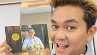 Memamerkan sebuah buku masak karya Chef Eddrian Tjia, Indra Bekti mengaku tergoda dengan resep masakan di dalam buku ini. Ia pun berniat memasak bersama sang istri.  Foto: Instagram @indrabekti