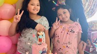 Foto ini diambil ketika ulang tahun anak Indra Bekti yang bernama Amabell. Cake tingkat berwarna merah muda pun jadi pilihan putri cantik Indra dan Dilla. Foto: Instagram @indrabekti