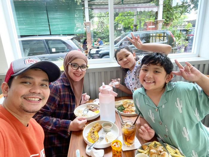 Indra Bekti yang Selalu Makan Bersama Keluarga Indra Bekti yang Selalu Makan Bersama Keluarga