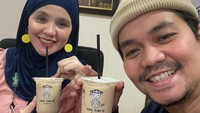 Bersama sang istri, Dilla, Indra Bekti menikmati segelas kopi susu kekinian. Es kopi susu ini jadi teman santai pasangan suami istri ini.  Foto: Instagram @indrabekti