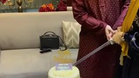 Pemilik nama asli Bekti Indra Tomo ini dikenal sebagai sosok yang dekat dengan keluarga. Ia punya banyak momen seru kulineran bareng istri dan anak-anaknya.  Foto: Instagram @indrabekti