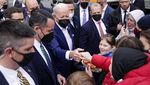 Ini yang dilakukan Biden Saat Bertemu Pengungsi Ukraina di Polandia