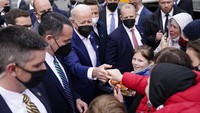 Usai menghadiri rapat di markas NATO yang berada di kawasan Belgia, Joe Biden juga berkunjung ke Polandia. Dalam kunjungan ke Polandia Presiden Amerika Serikat tersebut sempat bertemu dengan sejumlah pengungsi Ukraina. AP Photo/Evan Vucci.