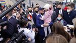 Ini yang dilakukan Biden Saat Bertemu Pengungsi Ukraina di Polandia