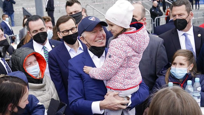 Presiden AS Joe Biden mengunjungi Polandia di sela-sela perjalanan empat hari ke Eropa. Di Polandia Biden bertemu dan berbincang dengan para pengungsi Ukraina.