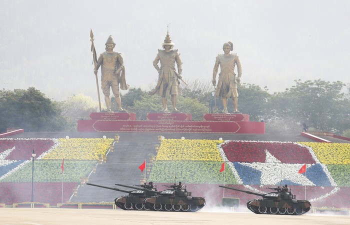 Sejumlah tank tempur melaju di jalanan Nyapitaw, Myanmar. Diketahui, kehadiran tank-tank tempur itu dalam rangka memperingati Hari Angkatan Bersenjata Myanmar.