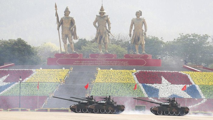 Jalanan di Myanmar Dipenuhi Tank Tempur, Ada Apa? Sejumlah tank tempur melaju di jalanan Nyapitaw, Myanmar. Diketahui, kehadiran tank-tank tempur itu dalam rangka memperingati Hari Angkatan Bersenjata Myanmar.