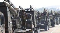 Pasukan militer Myanmar tampak ikut serta dalam parade kendaraan dan senjata tempur untuk memperingati Hari Angkatan Bersenjata ke-77 Myanmar.