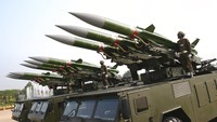 Tak hanya menampilkan tank tempur, parade itu juga turut menampilkan truk-truk yang dilengkapi dengan rudal selama parade untuk memperingati Hari Angkatan Bersenjata ke-77 Myanmar. 