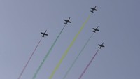 Jet tempur Myanmar beraksi di atas langit saat parade memperingati Hari Angkatan Bersenjata Myanmar ke-77 di Naypitaw, Myanmar, Minggu (27/3/2022).