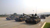 Sejumlah tank tempur milik militer Myanmar melaju di jalanan Naypitaw, Myanmar, Minggu (27/3/2022).