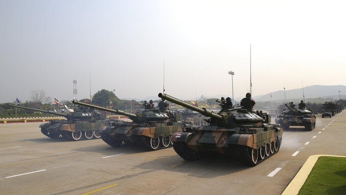 Jalanan di Myanmar Dipenuhi Tank Tempur, Ada Apa? Sejumlah tank tempur melaju di jalanan Nyapitaw, Myanmar. Diketahui, kehadiran tank-tank tempur itu dalam rangka memperingati Hari Angkatan Bersenjata Myanmar.