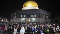 Seperti pada bulan Ramadan tahun lalu, sejumlah umat Muslim Palestina beribadah dan berdoa selama malam lailatul qadar di kompleks Masjid Al-Aqsa, Sabtu (8/5/2021).