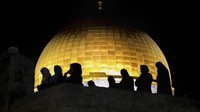 Momen sejumlah umat Muslim Palestina beribadah di kompleks Masjid Al-Aqsa pada malam lailatul qadar di bulan suci Ramadan tahun lalu.