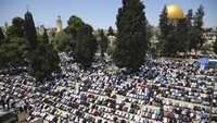 Kompleks Masjid Al-Aqsa juga kerap didatangi umat Muslim untuk melaksanakan salat Jumat di bulan suci Ramadan. Seperti halnya yang terlihat di foto ini saat jamaah melaksanakan salat Jumat terakhir di bulan suci Ramadan tahun lalu di kompleks Masjid Al-Aqsa, Yerusalem, Jumat (7/5/2022).
