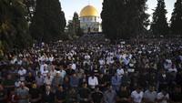 Kompleks Masjid Al-Aqsa juga menjadi lokasi digelarnya salat Idul Fitri pada tahun 2021 lalu. Meski dunia masih menghadapi pandemi COVID-19, sejumlah umat Muslim berdatangan ke kompleks Masjid Al-Aqsa untuk melaksanakan salat Idul Fitri pada Kamis (13/5/2021).