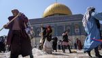 Jelang Ramadan, Warga Palestina Bersihkan Kompleks Al-Aqsa