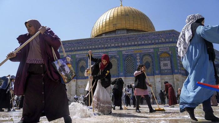 Jelang Ramadan, Warga Palestina Bersihkan Kompleks Al-Aqsa Beragam persiapan menyambut Ramadan dilakukan umat Islam di berbagai negara dunia. Di Yerusalem, warga Palestina gotong royong bersihkan kompleks Masjid Al-Aqsa