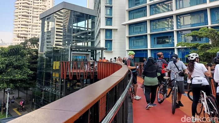 Jembatan Penyeberangan Orang (JPO) di Jalan Sudirman, Jakarta Pusat, bertemakan Kapal Pinisi menjadi ikon baru di DKI Jakarta. Tak hanya pejalan kaki, pesepeda juga ramai memadati area JPO pagi ini