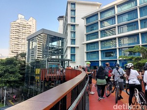 Pesepeda Padati JPO Pinisi Minggu Pagi, Rela Antre Demi Foto-foto