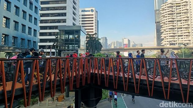 Jembatan Penyeberangan Orang (JPO) di Jalan Sudirman, Jakarta Pusat, bertemakan Kapal Pinisi menjadi ikon baru di DKI Jakarta. Tak hanya pejalan kaki, pesepeda juga ramai memadati area JPO pagi ini