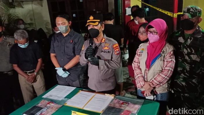 Kapolres Serang AKBP Maruli Ahiles Hutapea saat memberikan keterangan di kos-kosan yang dijadikan tempat prostitusi