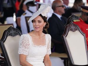 Gaya Kate Middleton yang Tiru Penampilan Ratu Elizbaeth 68 Tahun Lalu