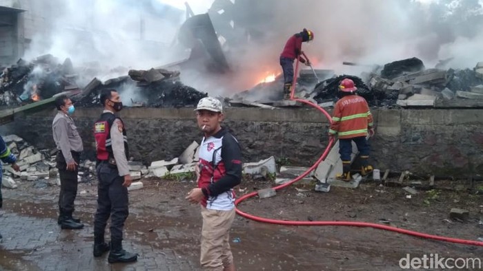 Kebakaran gudang benang di Pasuruan