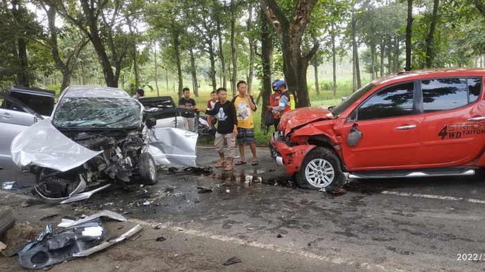 Toyota Avanza adu banteng dengan Mitsubishi Strada di Tuban. Dalam kecelakaan tersebut, ada dua korban tewas dan empat orang yang luka ringan.