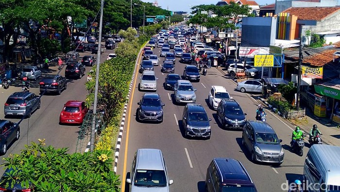 Kondisi lalu lintas di kawasan Pasteur Bandung.