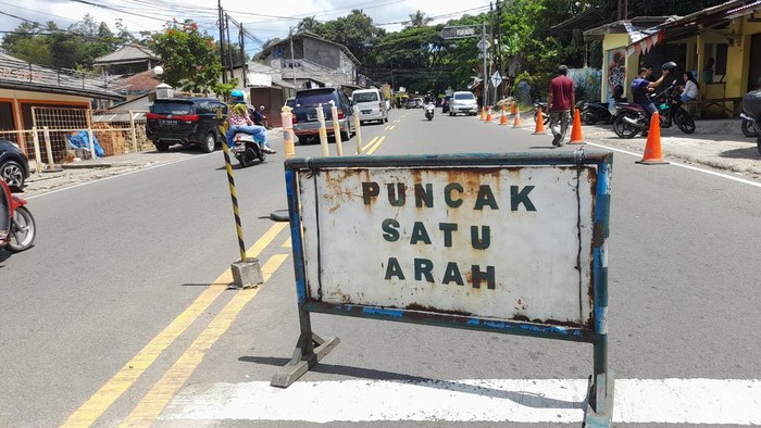 Lalin Kawasan Puncak Bogor Padat, Polisi Berlakukan Oneway Arah Jakarta (Sholihin-detikcom)