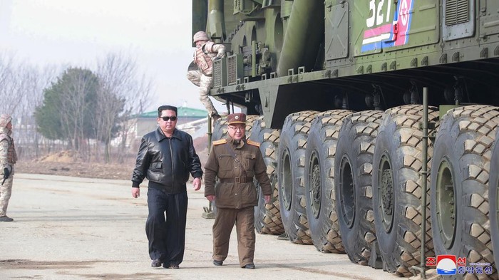 Lihat Lagi Semringahnya Kim Jong-Un Saat Luncurkan Rudal Hwasong-17 Korut jadi sorotan usai luncurkan rudal balistik antarbenua (ICBM) yang dikenal dengan nama Hwasong-17. Peluncuran rudal itu dipandu langsung oleh Kim Jong-Un.
