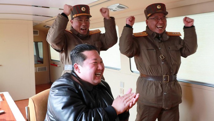 Lihat Lagi Semringahnya Kim Jong-Un Saat Luncurkan Rudal Hwasong-17 Korut jadi sorotan usai luncurkan rudal balistik antarbenua (ICBM) yang dikenal dengan nama Hwasong-17. Peluncuran rudal itu dipandu langsung oleh Kim Jong-Un.