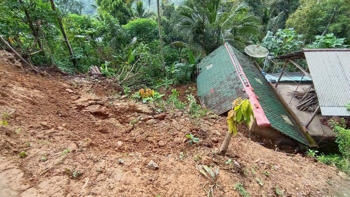 Longsor kembali terjadi di Trenggalek. Kali ini tebing 10 meter yang longsor menimpa rumah warga.