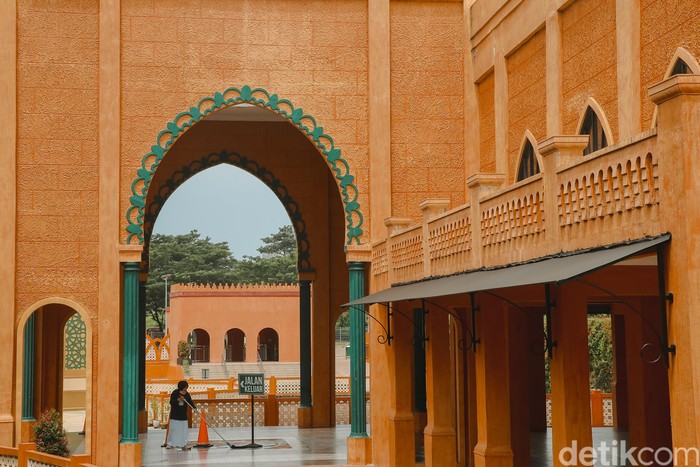Almahmudah Manasik Training Center kerap jadi tujuan untuk mempersiapkan diri ke Tanah Suci. Di sana pengunjung diedukasi mengenai cara ibadah haji dan umrah.