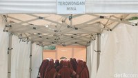 Selain didominasi dengan pengunjung dewasa, banyak juga siswa sekolah yang berkunjung ke tempat ini untuk melakukan pelatihan manasik haji dan umrah.