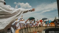 Para pengunjung yang datang ke AMTC akan didampingi oleh Ustad Syekh Muhammad Mulyana yang merupakan Muthawif di Almahmudah Manasik Training Center. Ustad Syekh Muhammad Mulyana diketahui sudah bertugas mendampingi umat Muslim yang tengah mempersiapkan diri menuju Tanah Suci sejak November 2021.