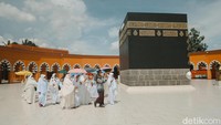 Sementara itu, salah satu daya tarik di Almahmudah Manasik Training Center adalah suasana kawasannya yang dibuat mirip dengan di Tanah Suci, hanya saja ukurannya diperkecil.