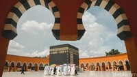 Menunaikan ibadah haji merupakan bagian dari rukun Islam yang diamalkan seorang Muslim. Sebagai salah satu negara dengan penduduk Muslim terbesar di dunia, jemaah haji dan umrah Indonesia pun tak henti berdatangan ke Tanah Suci.