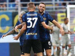 6. Stefan de Vrij (kanan). Valuasi harga 31,5 juta paun, atau sekitar Rp 570 miliar. Foto: Getty Images/Marco Luzzani