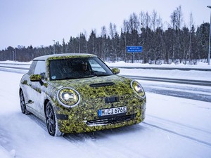 Ekstrem! Prototipe MINI Listrik 3-Pintu Mulai Dites di Suhu Minus 8 Derajat