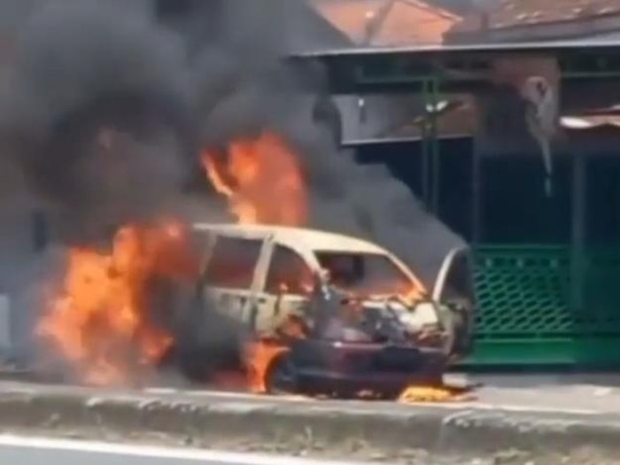 Minibus terbakar hebat di jalur Pantura Pemalang, Minggu (27/3/2022).