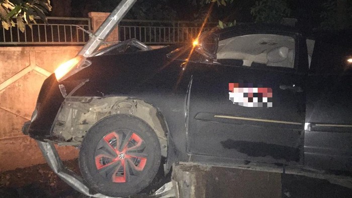 Mobil personel dMasiv yang alami kecelakaan saat perjalanan ke arah Banyuwangi.